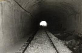 Vista de la instalación telefónica en el interior de un túnel del trayecto Orense - Carballino, p...