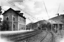 Estación de viajeros y andén de la estación de Planolas, lado Puigcerdà, de la línea de Ripoll a ...