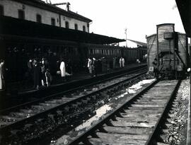 Estación de Monforte. Vías y andenes con trenes estacionados