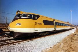 Automotor eléctrico 443 - 001, conocido como "Platanito", y construido por CAF bajo lic...