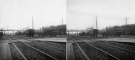 Coches de viajeros de dos ejes, vagones y locomotora de vapor con rodaje 120 en vías de la estaci...