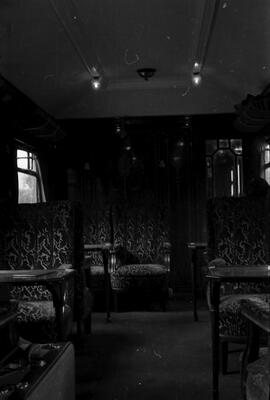 Interior de un coche - salón Pullman, detenido en la estación de Deva