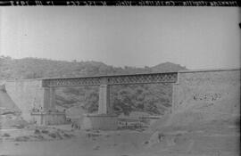 Puente viejo de Castillejos en el km 156,562 de la línea de Mérida a Sevilla, dentro del término ...