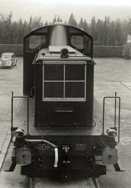 Vista frontal de una locomotora diésel - eléctrica de maniobras de la serie 10301 a 10320 de RENF...