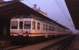 Automotor o unidad de tren eléctrica serie 440 de RENFE, realizando el servicio regional de la lí...