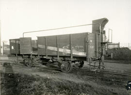 Vagón de bordes bajos Pf 4017 de Andaluces, fabricado por Baume y Marpent en 1912, en un lugar si...