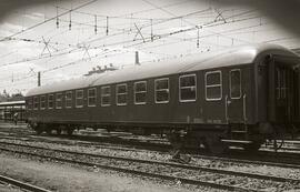 Coche de viajeros de 2ª clase BB 8531 de la serie BB 8501 a 8945 de RENFE, detenido en la estació...