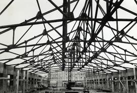 Vista en primer plano del tejado en construcción de un almacén de hierro, perteneciente al taller...