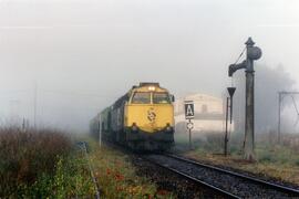 Locomotora diésel - eléctrica 333 - 004 de RENFE, fabricada por MACOSA y pintada en  amarillo y g...