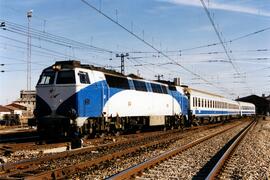 Locomotora diésel - eléctrica 333 - 074 de RENFE, fabricada por MACOSA y pintada en blanco y azul...