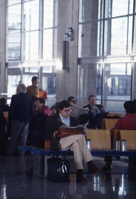 Viajeros esperando en la estación