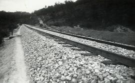 Vista de la trinchera de La Fareixa con poste de teléfono de socorro en el km 13, del trayecto Or...