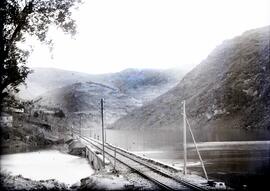 Puente de fábrica de 3 tramos y 62 m de longitud, que salta sobre un brazo del embalse de Sequeir...