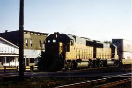 Vista de las locomotoras UP-971 y UP-977 (ambas GP50), del tren nº 2 pasando por Tuscola, Illinois.