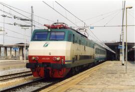 Composición de viajeros de la línea IC Trento - Bolzano de Trenitalia, remolcada por la locomotor...