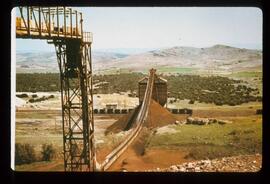 Tolvas del cargadero de mineral y nave de clasificación y cribado de las minas de hierro de la Co...