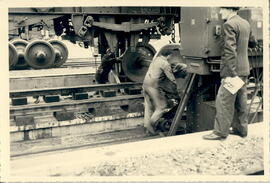 Trabajadores colocando ejes