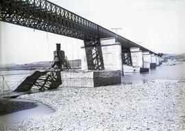 Antiguo puente metálico de 11 tramos y 570,80 m sobre el río Guadiana con vigas de celosía múltip...