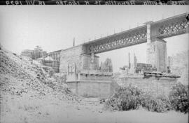 Puente del arroyo Benalija I, en el km 140,780 de la línea Mérida-Sevilla, entre los términos de ...
