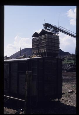 Tolvas del cargadero de mineral y nave de clasificación y cribado de las minas de hierro de la Co...