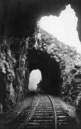Túnel excavado en roca del Ferrocarril Vasco-Asturiano