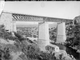 Puente o viaducto de Vadollano, de tres tramos, en el km 304,508 de la línea de Manzanares a Córd...