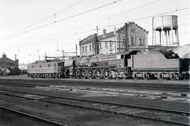 Locomotora eléctrica 7409 (serie 7400, posterior serie 274) y locomotora de vapor de la serie 242...