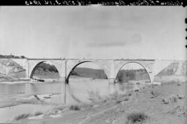 Puente de hormigón sobre el río Águeda, situado en el km 98,275 de la línea de Salamanca a Fuente...