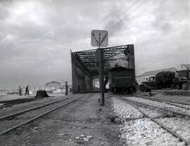 Puente metálico de un tramo y 74 m sobre el río Guadalmedina, con vigas tipo Linville, y situado ...