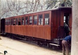 Coche de viajeros de 1ª clase del Ferrocarril de Sóller en la estación de Sóller de la línea