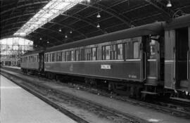 Coches de viajeros de la Compañía Internacional Wagons Lits detenidos en la estación de Bilbao - ...