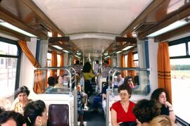 Vista del interior de un coche de viajeros del Metro de Valencia detenido en una estación sin ide...