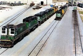 Vista de las locomotoras BN-6291, BN-6268, ambas sin identificar, la BN-5509 (C30-7) y la BN-7844...