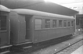 Coche de viajeros C fv 13 de clase Económica del Ferrocarril del Cantábrico en la estación de San...