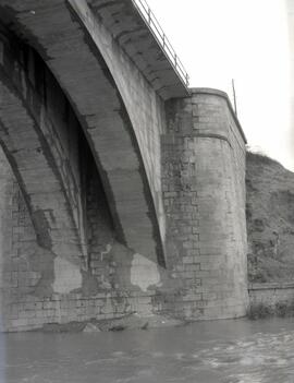 Puente de hormigón Henares I sobre el río Sorbe, situado en el km 80,829 de la línea de Madrid a ...