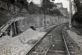 Vista del muro de sostenimiento situado junto al paso superior del ferrocarril de Santander a Bil...