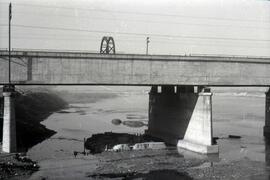 Sustitución del antiguo puente metálico sobre el río Guadiana. Línea de Mérida a Los Rosales (Sev...