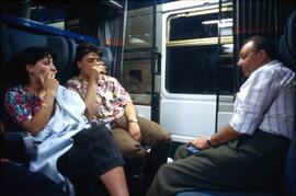 Viajeros fumando en un compartimento