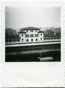 Nuevo edificio de viajeros y nuevas instalaciones de la estación de Oviedo de la línea de León a ...