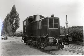 Vista oblicua de una locomotora diésel - eléctrica de maniobras de la serie 10301 a 10320 de RENF...