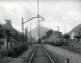 Locomotora eléctrica 7706 en la estación de Los Corrales de Buelna de la línea de Venta de Baños ...