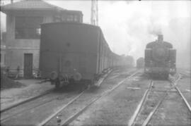 Locomotora de vapor nº34 en la playa de vías de la estación de San Pedro de los Ferrocarriles de ...