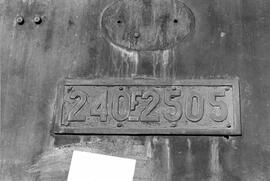 Placa de matriculación, de la locomotora de vapor 240F - 2505 de RENFE, ex MZA serie 2400