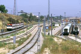 Automotor eléctrico o unidad de tren eléctrica de la serie 446 de RENFE en las vías de acceso a C...