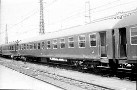 Coche de viajeros de 2ª clase BB 8619 de la serie BB 8501 a 8945 de RENFE, formando parte de una ...