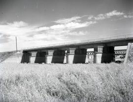 Nuevo puente de hormigón de 5 tramos y 47 metros de longitud. Situado en el km 001,980 de la líne...