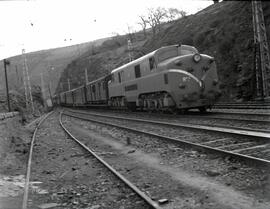 Composición de viajeros remolcada por locomotora eléctrica de la serie 7700 de RENFE, luego renum...