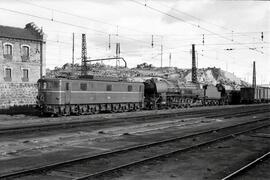 Locomotora eléctrica 7409 (serie 7400, posterior 274) y locomotoras de vapor de la serie 242 - 20...