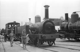 Exposición de material ferroviario en el depósito de la estación de Villanueva y Geltrú, con moti...