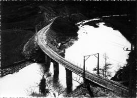 Puente con tramo de vía en curva de la Compañía del Ferrocarril del Urola (Zumárraga-Zumaya)
